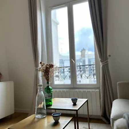 Spacious Near Eiffel Grenelle F2 * París